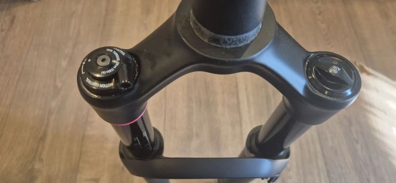 odpružená vidlica Rock Shox Reba RL 29