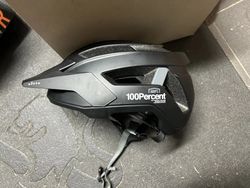 Prodám MTB helmu 100% Altis