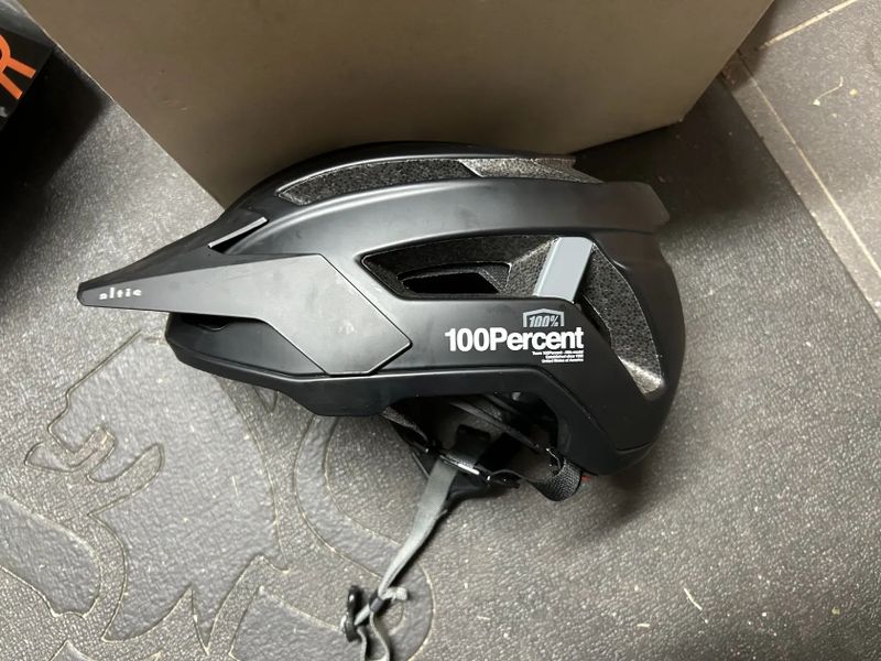 Prodám MTB helmu 100% Altis