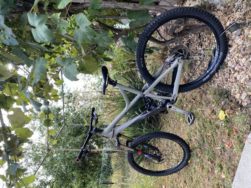 CELOODPRUŽENÉ HORSKÉ KOLO GIANT REIGN ZERO RÁM L KOLA 26”