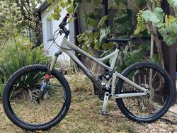 CELOODPRUŽENÉ HORSKÉ KOLO GIANT REIGN ZERO RÁM L, KOLA 26”
