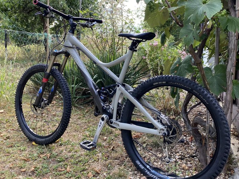 CELOODPRUŽENÉ HORSKÉ KOLO GIANT REIGN ZERO RÁM L, KOLA 26”