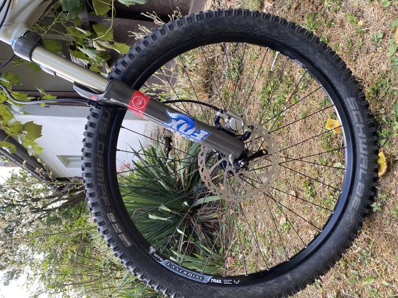 CELOODPRUŽENÉ HORSKÉ KOLO GIANT REIGN ZERO RÁM L, KOLA 26”