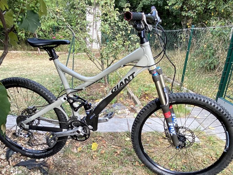 CELOODPRUŽENÉ HORSKÉ KOLO GIANT REIGN ZERO RÁM L, KOLA 26”