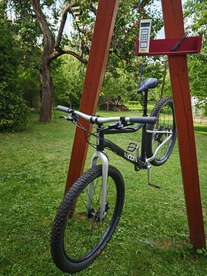 Woom 6 OFF Black 26" dětské kolo s teleskopickou sedlovkou