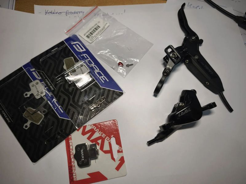 Kotoučová brzda SRAM Level Silver Stealth 2 pístek, černá přední + zadní