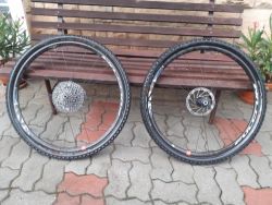 Výplety Fulcrum Racing s 11speed SRAM kazetou a plášti Schwalbe G-One Ultrabite. 