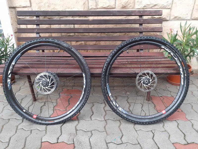 Výplety Fulcrum Racing s 11speed SRAM kazetou a plášti Schwalbe G-One Ultrabite. 