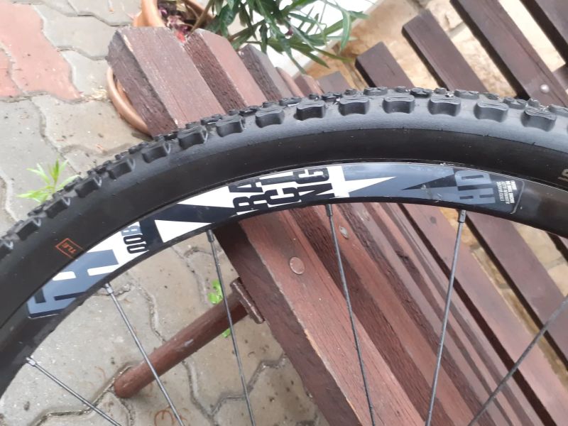 Výplety Fulcrum Racing s 11speed SRAM kazetou a plášti Schwalbe G-One Ultrabite. 