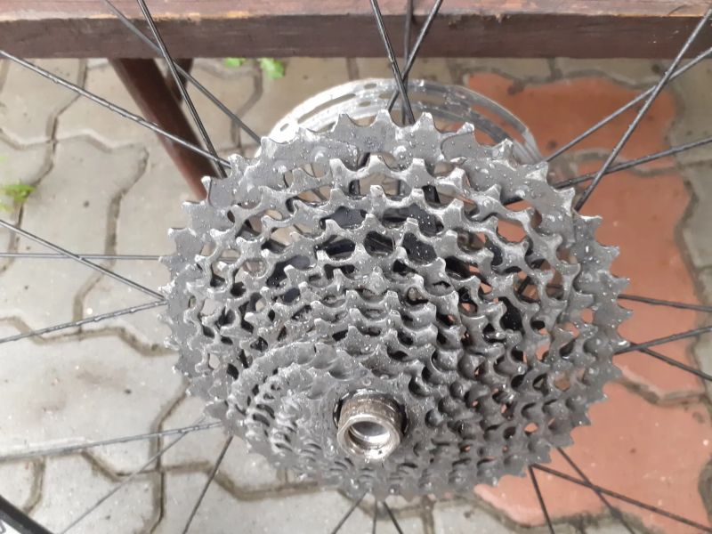 Výplety Fulcrum Racing s 11speed SRAM kazetou a plášti Schwalbe G-One Ultrabite. 