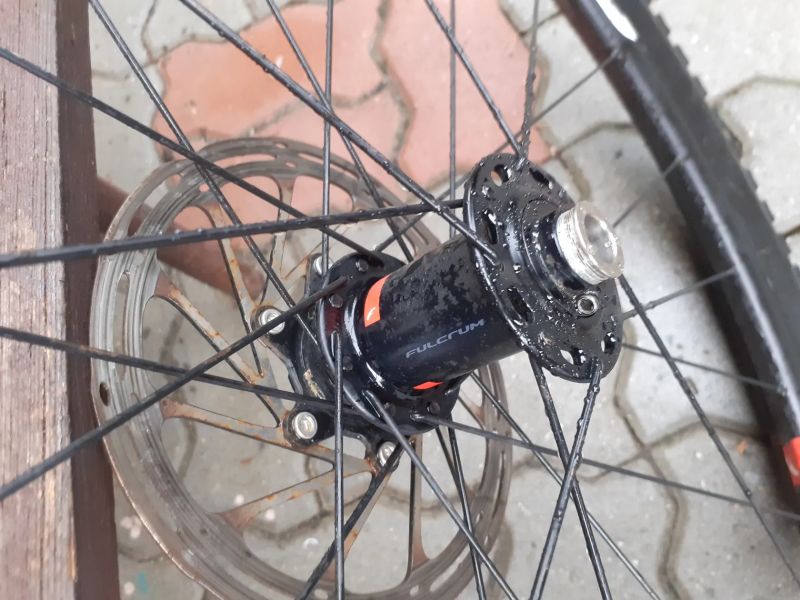 Výplety Fulcrum Racing s 11speed SRAM kazetou a plášti Schwalbe G-One Ultrabite. 