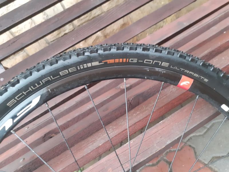 Výplety Fulcrum Racing s 11speed SRAM kazetou a plášti Schwalbe G-One Ultrabite. 