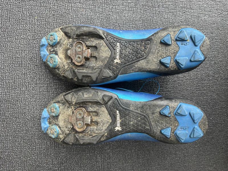 TRETRY SHIMANO SH-XC9 / S-PHYRE (SH-XC902) s karbonovou podrážkou - vel. - 42 POUŽITÉ