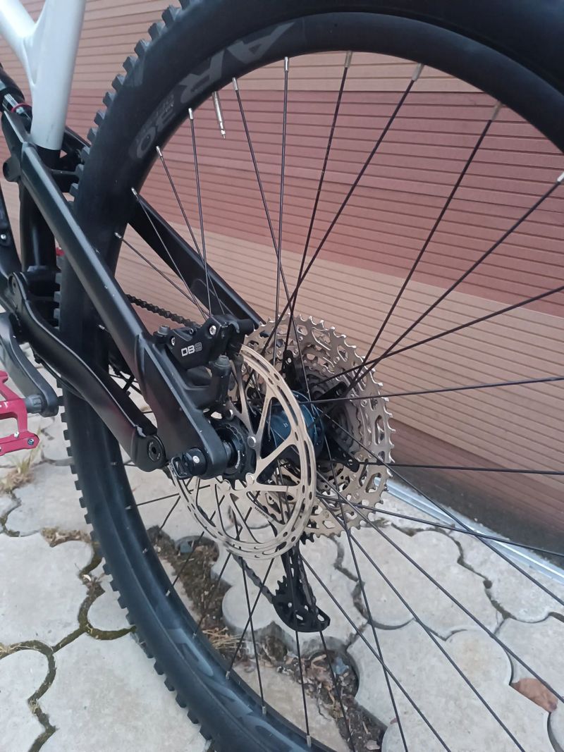 Skvělé trailove kolo ve skvělém stavu přední vidlice zdvih 160 mm, DVO top stav