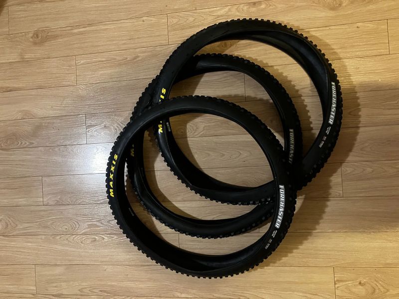Zánovní pláště Maxxis Forekaster V2 EXO TR 29x2,60" kevlar - 3 ks