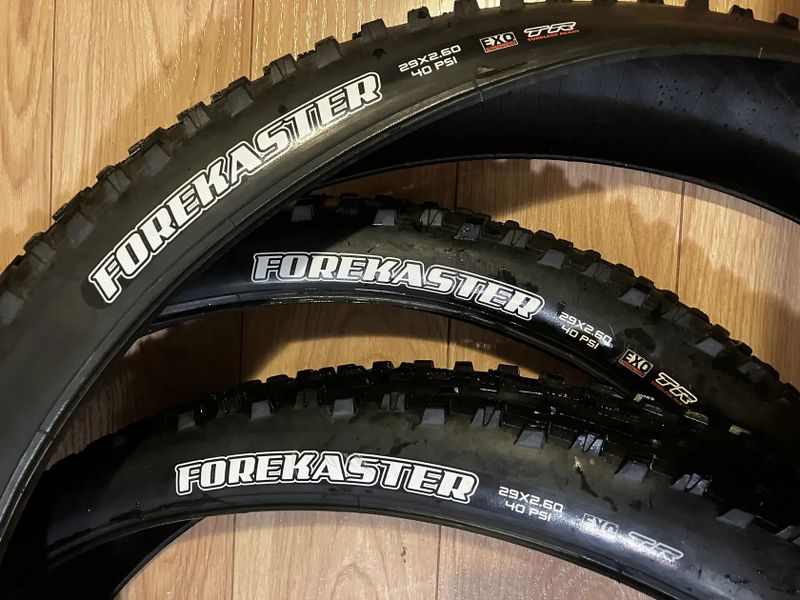 Zánovní pláště Maxxis Forekaster V2 EXO TR 29x2,60" kevlar - 3 ks
