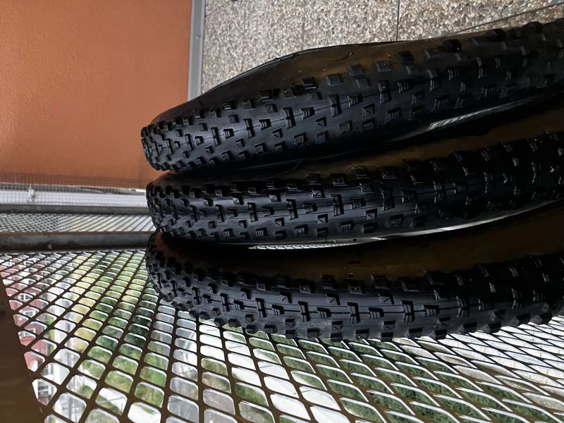 Zánovní pláště Maxxis Forekaster V2 EXO TR 29x2,60" kevlar - 3 ks