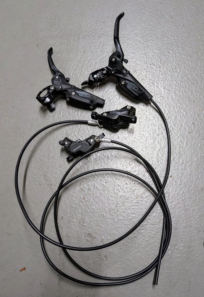 SRAM G2 R – Nové čtyřpístkové hydraulické brzdy (přední + zadní)