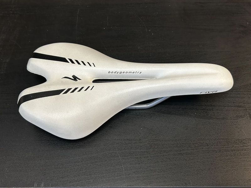 Sedlo specialized Riva