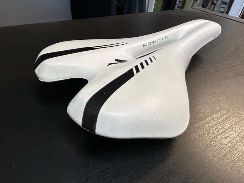 Sedlo specialized Riva