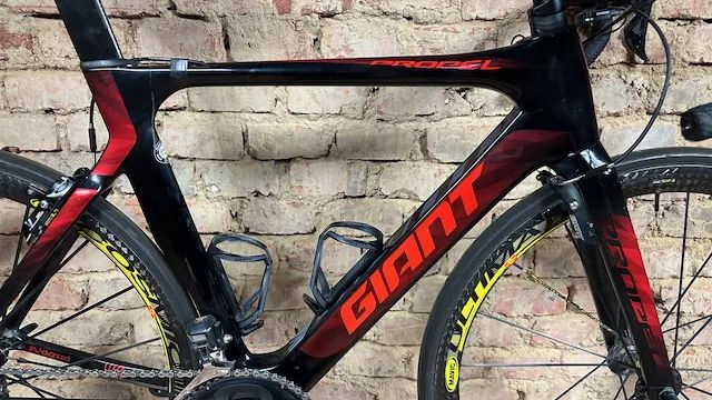 Giant - Propel Advanced 1 - velikost M (170-180cm)
