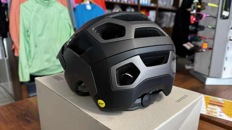 Prodám přilbu MET REVO MIPS ČERNÁ -58/62