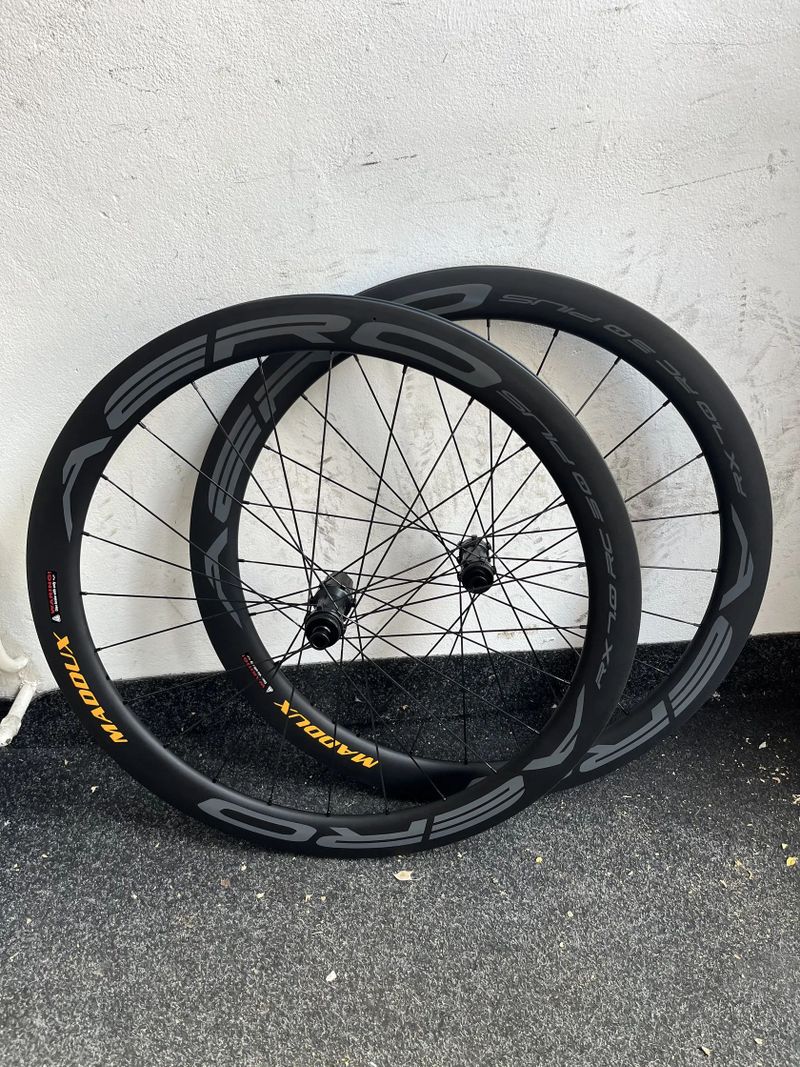 Zapletena karbonová kola Madoux Aero 50mm, bezdus, nova, 12x100/142mm, centerlock, Shimano orech