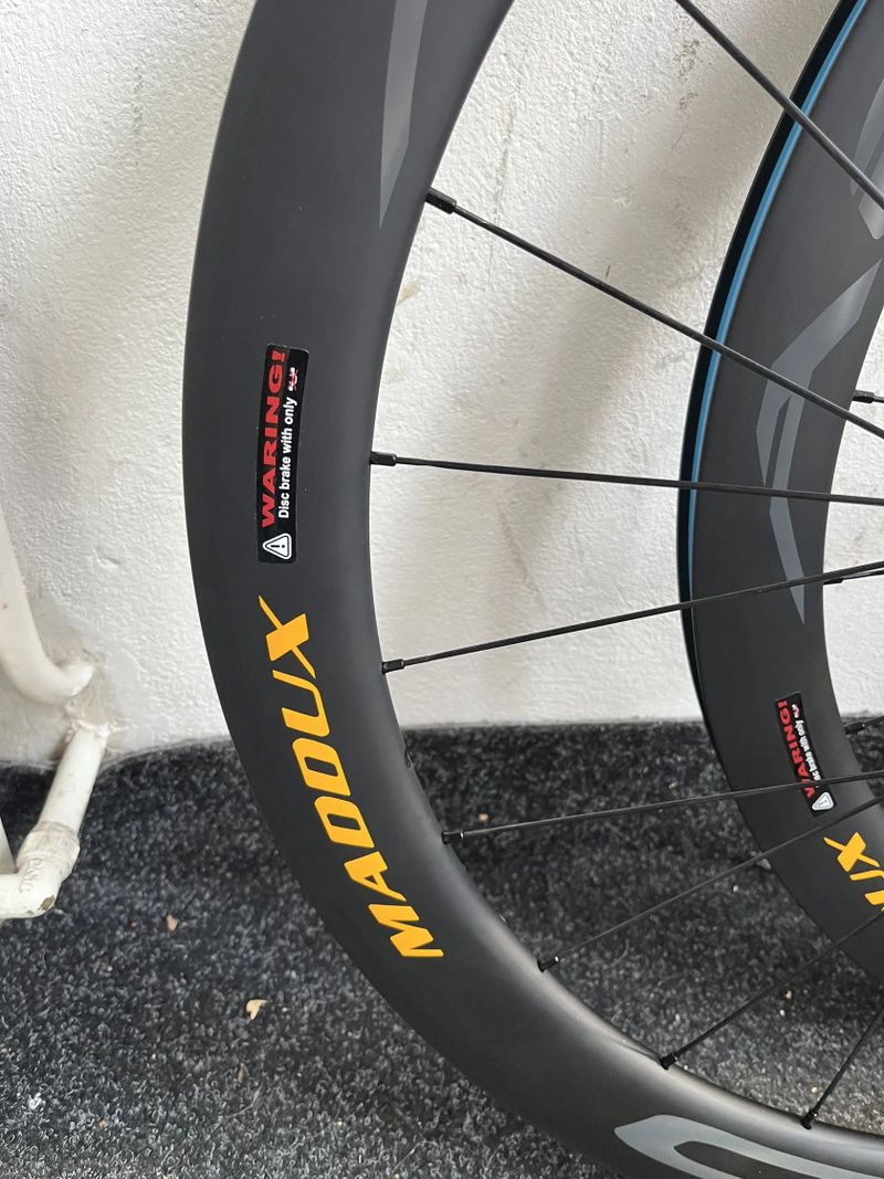 Zapletena karbonová kola Madoux Aero 50mm, bezdus, nova, 12x100/142mm, centerlock, Shimano orech