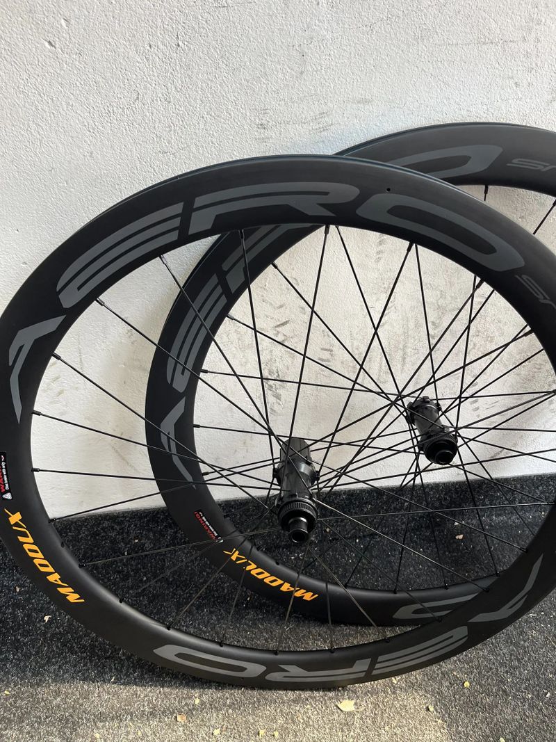 Zapletena karbonová kola Madoux Aero 50mm, bezdus, nova, 12x100/142mm, centerlock, Shimano orech