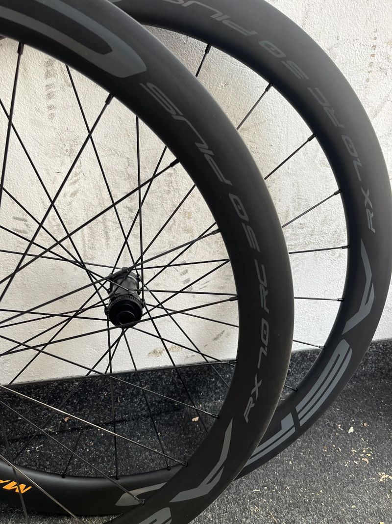 Zapletena karbonová kola Madoux Aero 50mm, bezdus, nova, 12x100/142mm, centerlock, Shimano orech