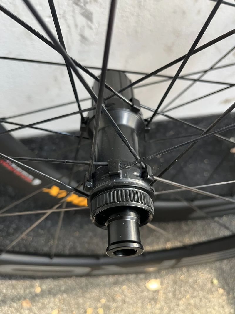 Zapletena karbonová kola Madoux Aero 50mm, bezdus, nova, 12x100/142mm, centerlock, Shimano orech