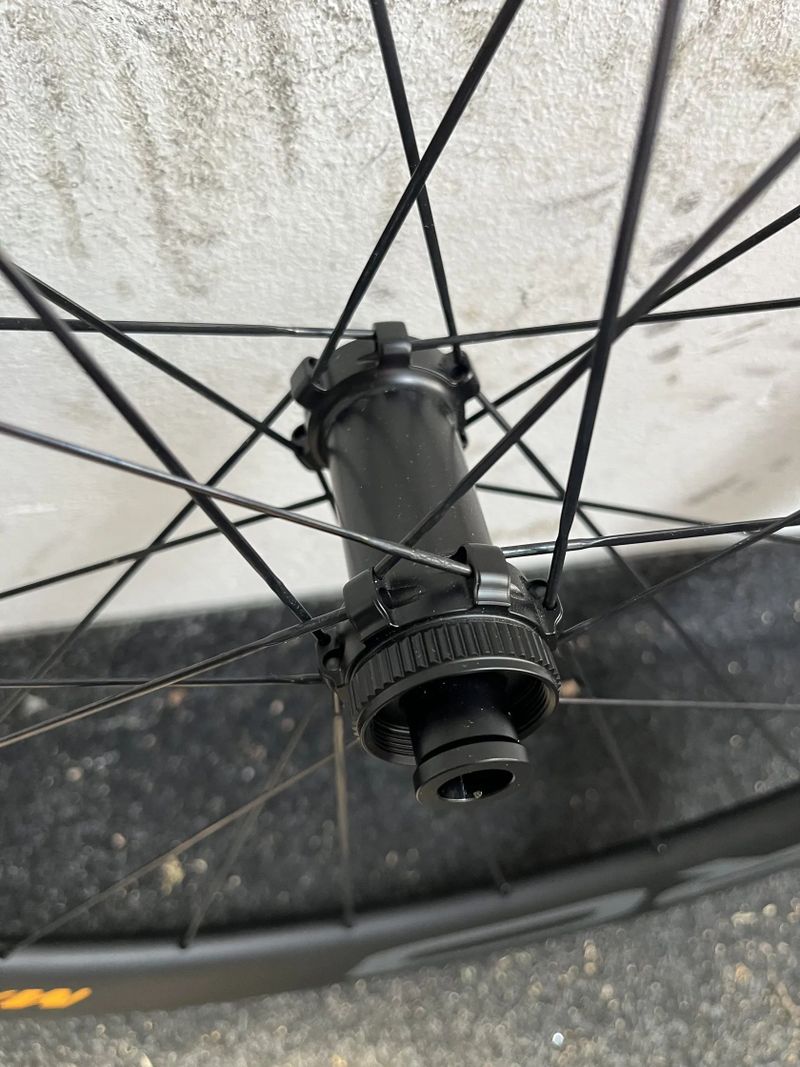 Zapletena karbonová kola Madoux Aero 50mm, bezdus, nova, 12x100/142mm, centerlock, Shimano orech