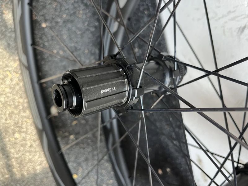 Zapletena karbonová kola Madoux Aero 50mm, bezdus, nova, 12x100/142mm, centerlock, Shimano orech
