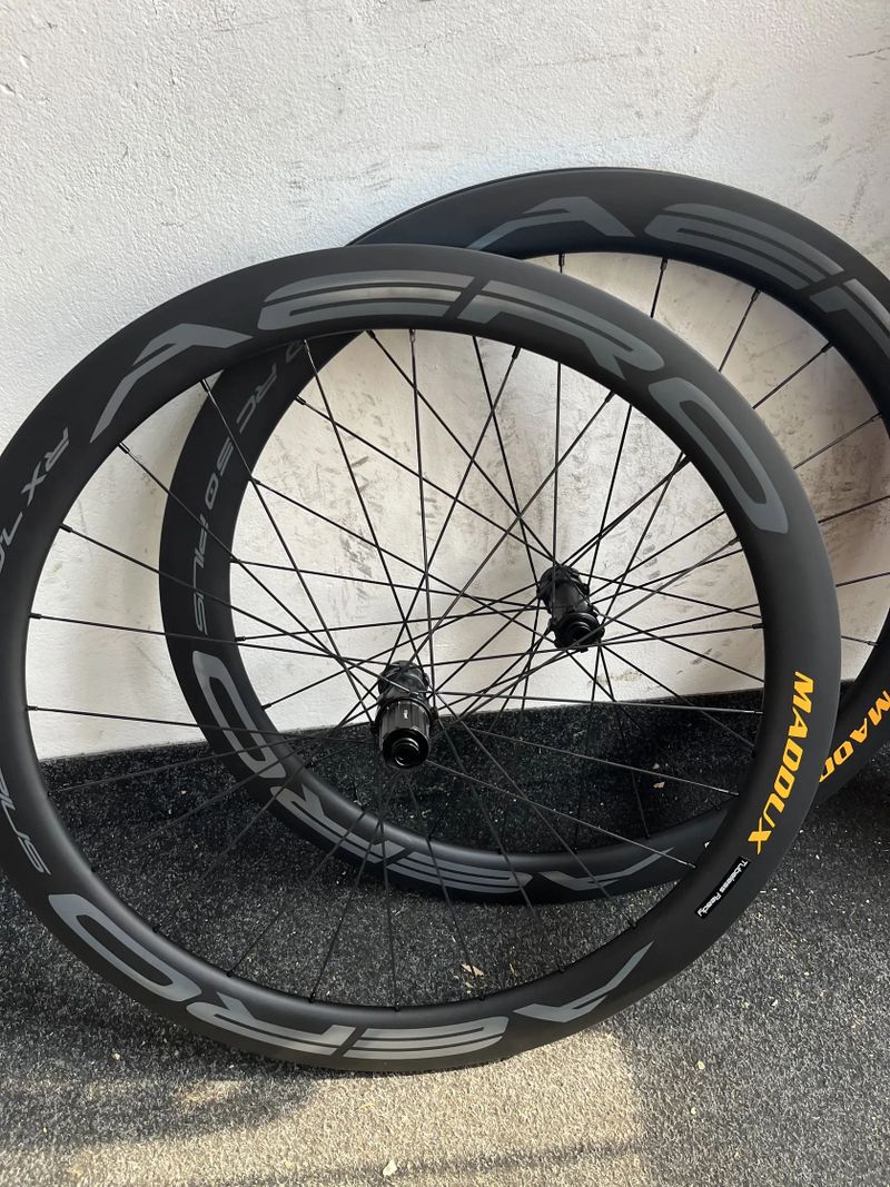 Zapletena karbonová kola Madoux Aero 50mm, bezdus, nova, 12x100/142mm, centerlock, Shimano orech