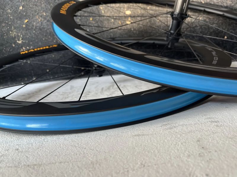 Zapletena karbonová kola Madoux Aero 50mm, bezdus, nova, 12x100/142mm, centerlock, Shimano orech