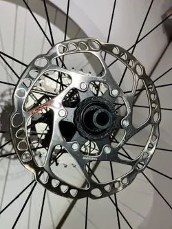 Prodám lehká zapletená kola Fulcrum Racing 600 DB Disc – perfektní stav