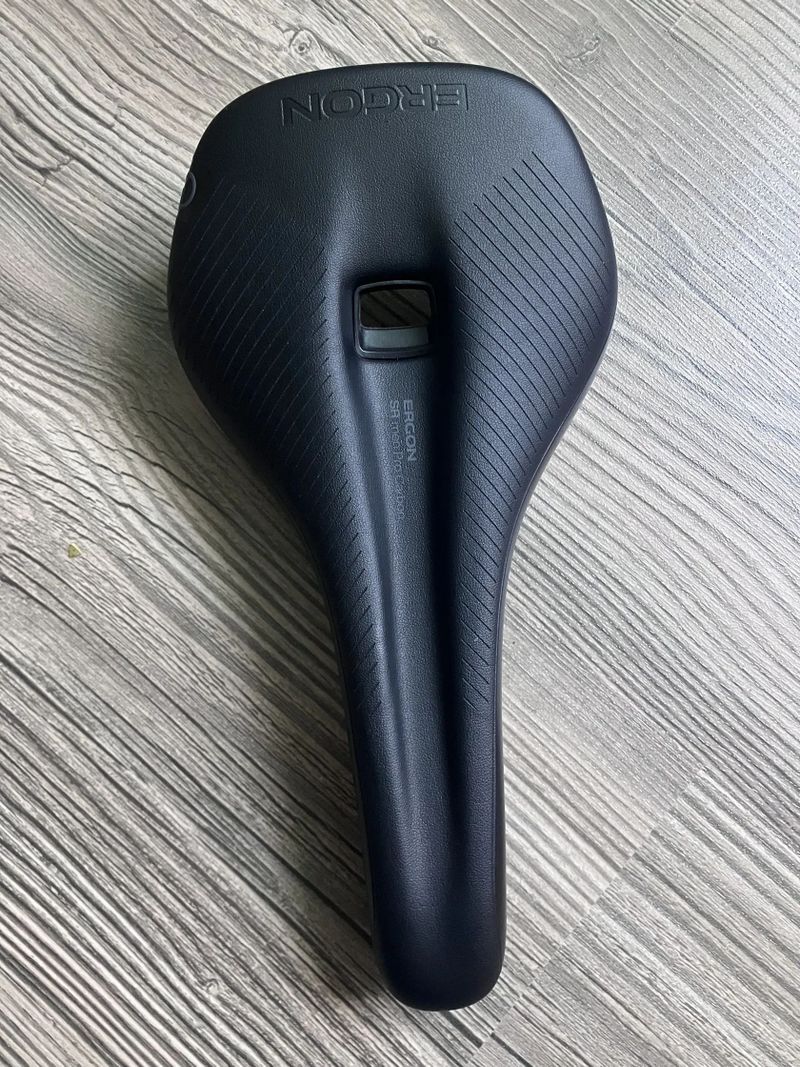 Ergon SR Pro Carbon Men a SQlab 612 Ergowave R S-Tube