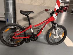 Specialized 20 hotrock cerveny