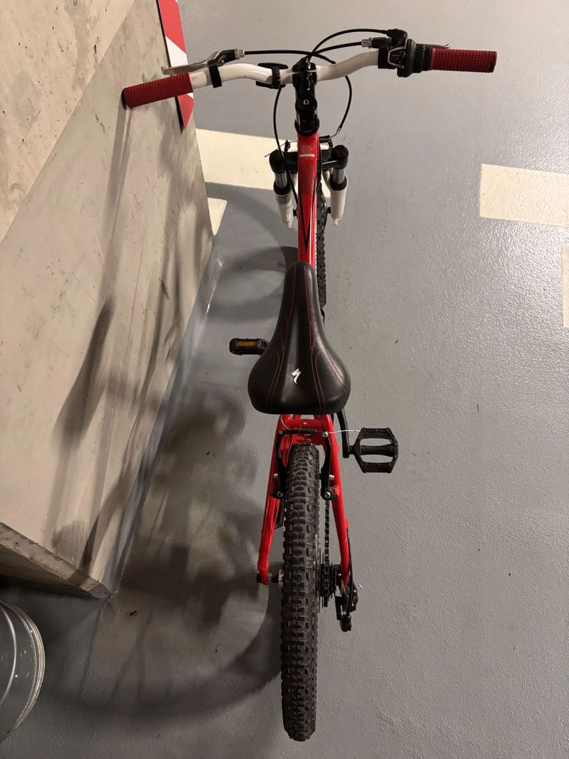 Specialized 20 hotrock cerveny
