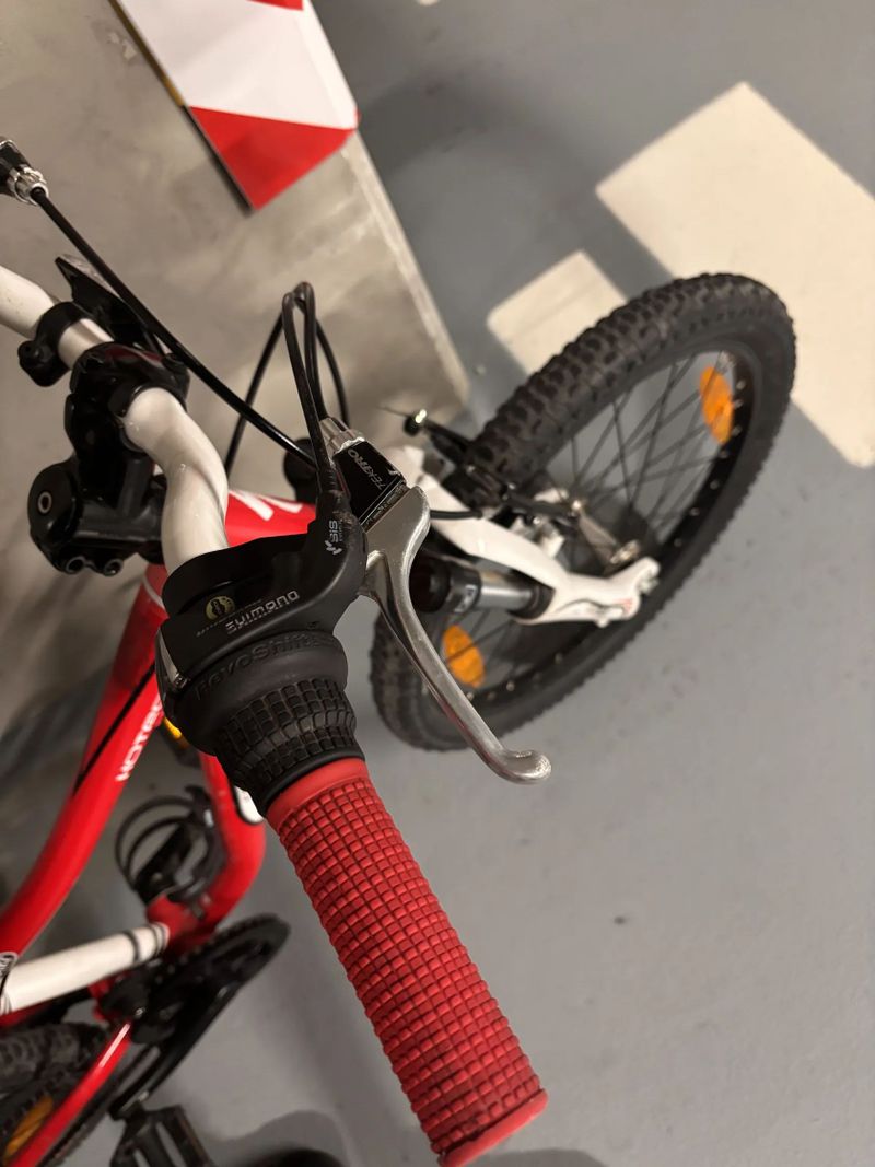 Specialized 20 hotrock cerveny