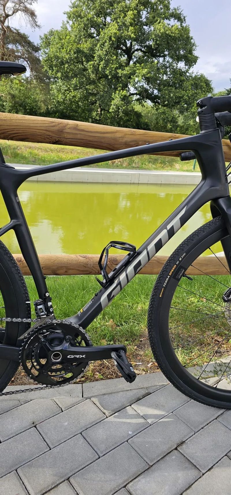 Giant Revolt Advance 2024 karbon L