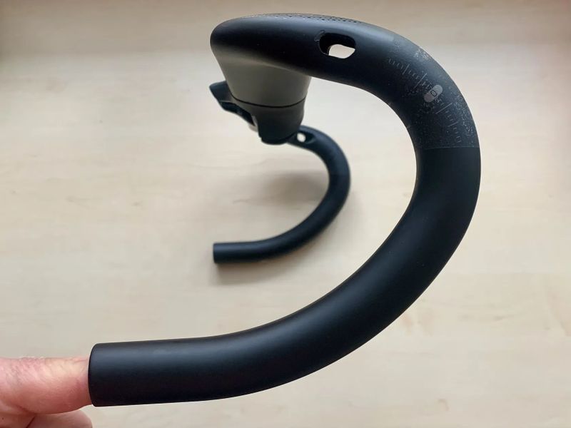 Karbonová řidítka Syncros Creston 1.0 aero 420mm