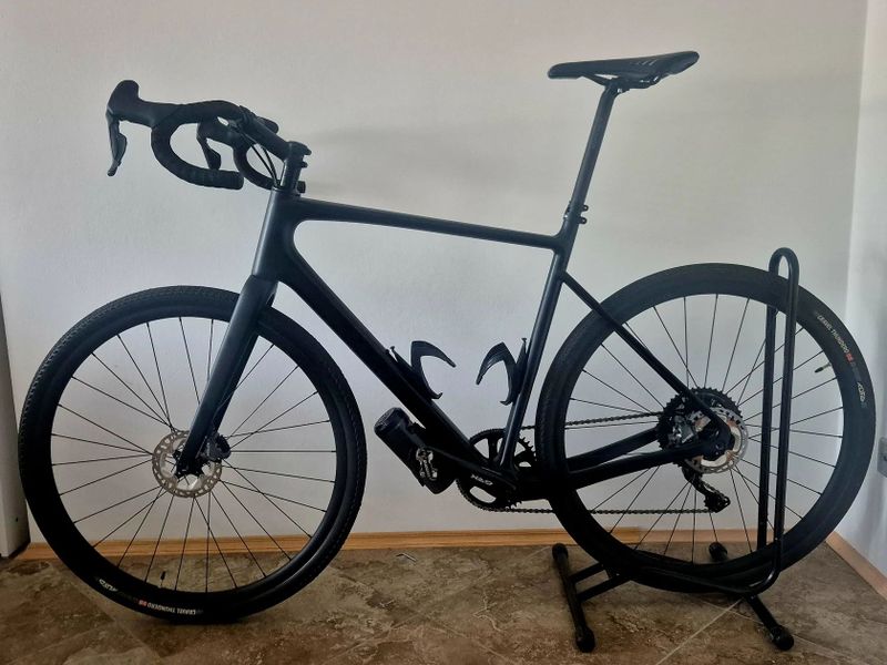 Quint Gravel 58" karbon rám v záruce, Shimano GRX RX810 Di2 1x11