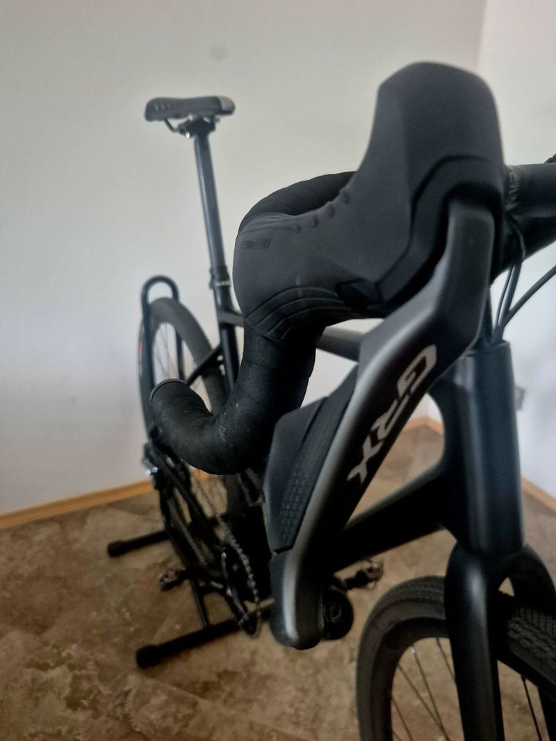 Quint Gravel 58" karbon rám v záruce, Shimano GRX RX810 Di2 1x11