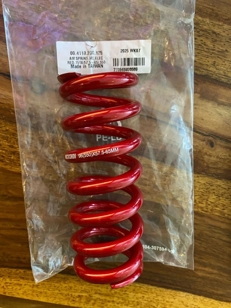 Červená pružina RockShox 550lb 151 x (57,5 - 65) mm