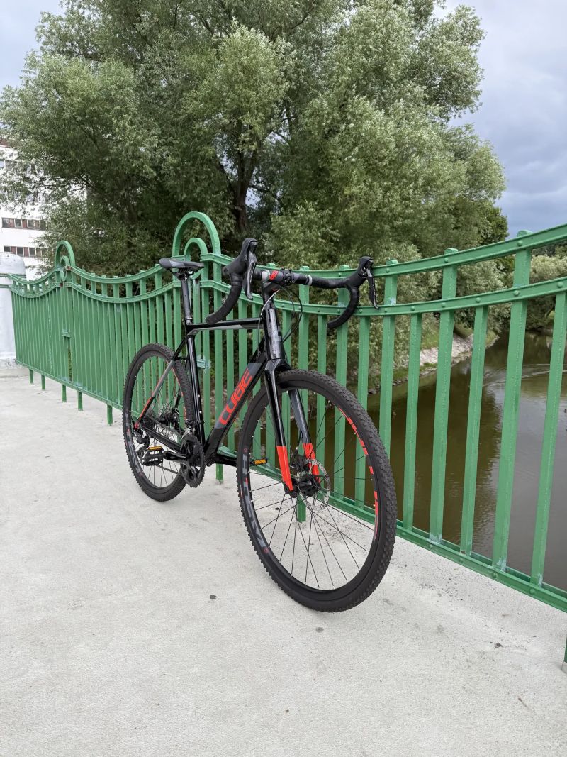 Cube Cross Race gravel