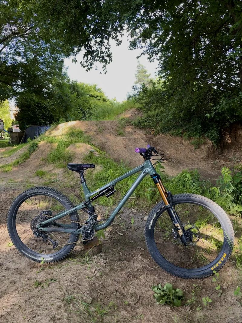 Commencal Meta SX V4 2023 – Custom Enduro stroj (27.5”/27.5”)