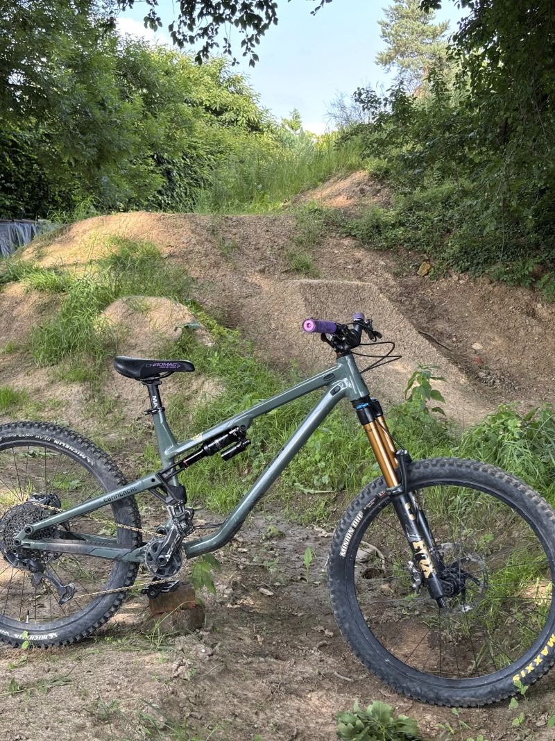 Commencal Meta SX V4 2023 – Custom Enduro stroj (27.5”/27.5”)