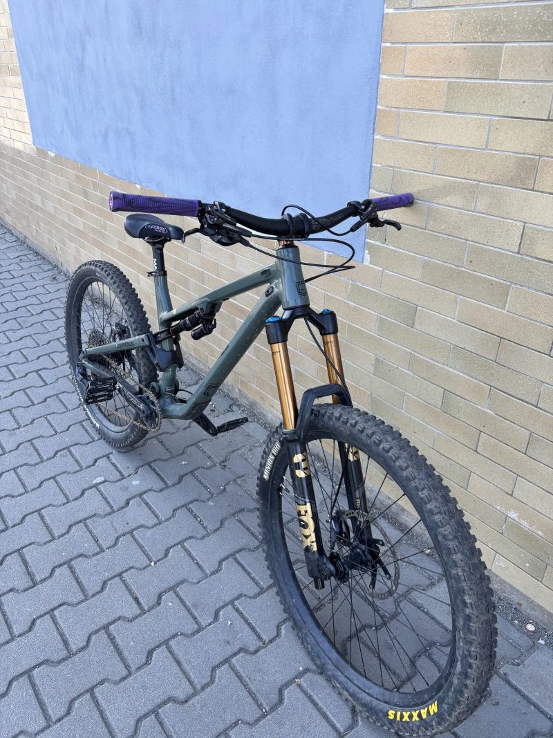 Commencal Meta SX V4 2023 – Custom Enduro stroj (27.5”/27.5”)