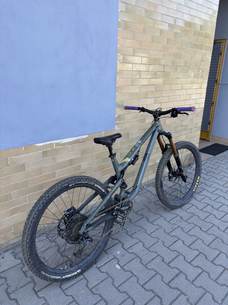 Commencal Meta SX V4 2023 – Custom Enduro stroj (27.5”/27.5”)